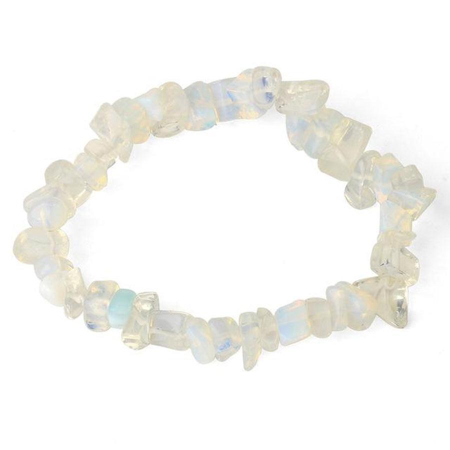 Gros plan sur un bracelet de pierres irrégulières multicolores