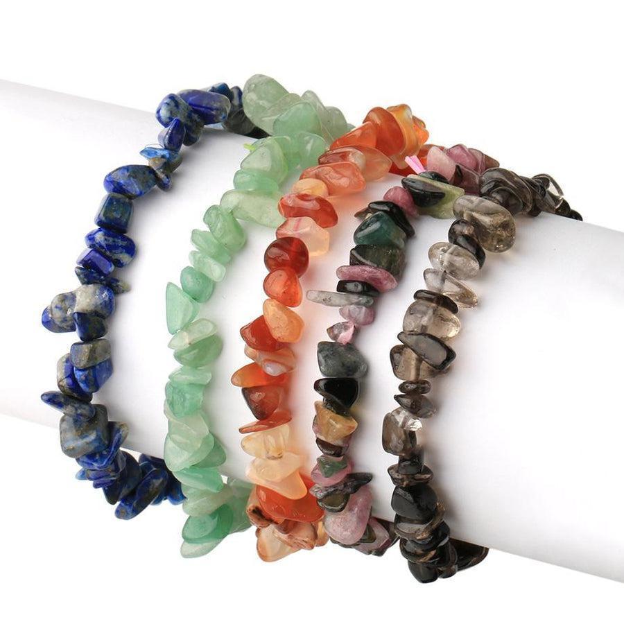 Bracelet en pierres irrégulières multicolores sur fond blanc
