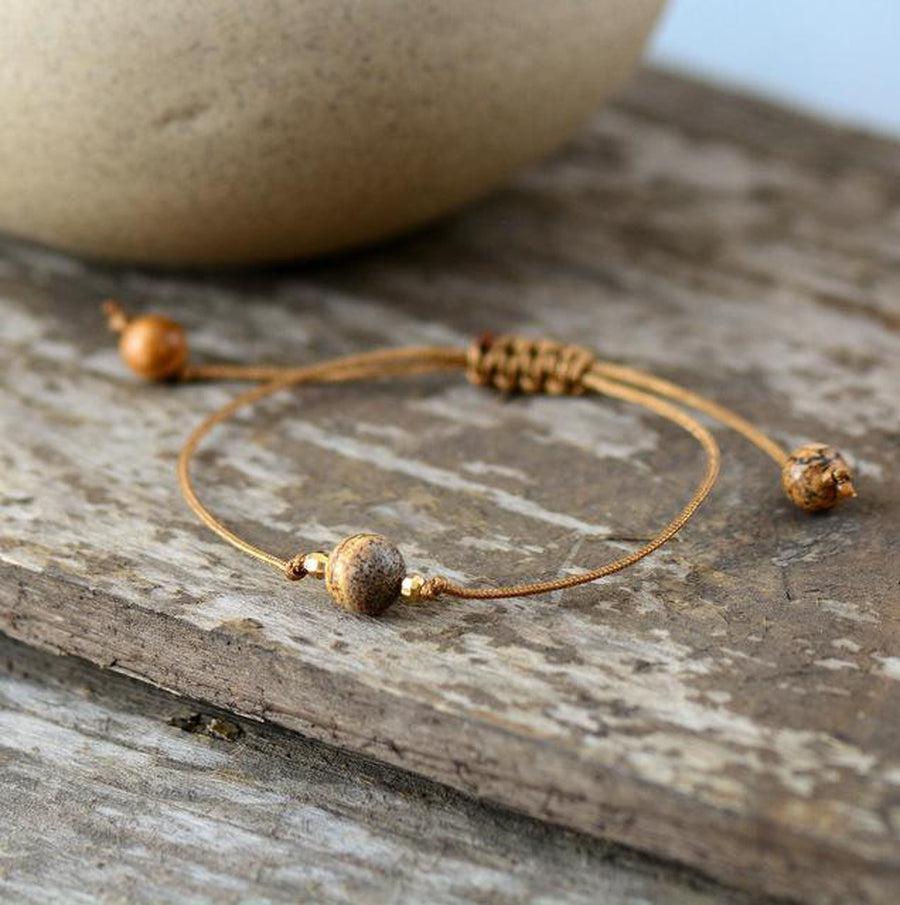 Gros plan sur bracelet en agate noire et cordon ciré