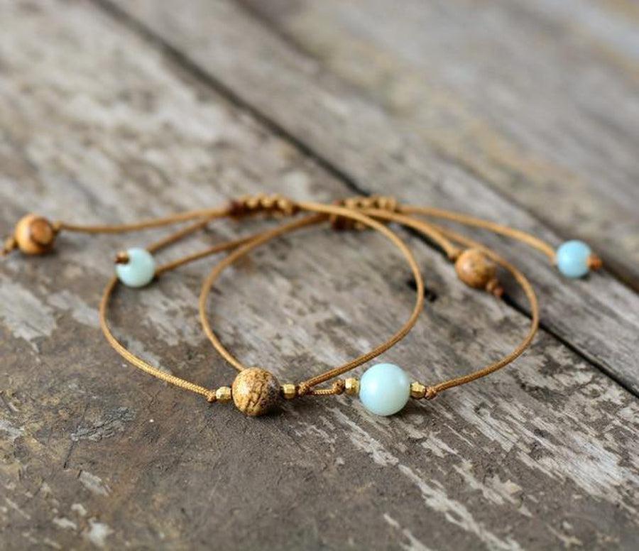 Trio de bracelets en pierres naturelles sur fond blanc