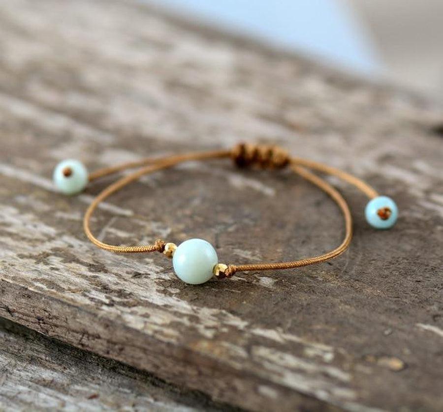 Détail du nœud coulissant d'un bracelet en jaspe brun