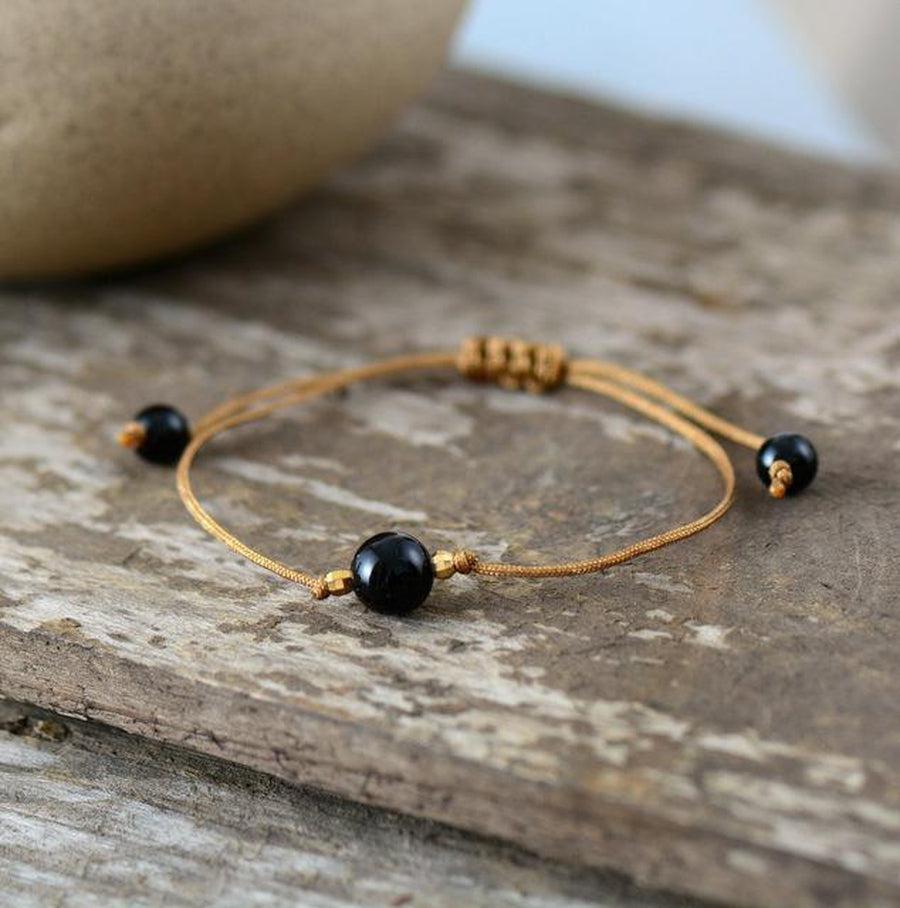 Vue de côté d'un bracelet en amazonite sur cordon tressé