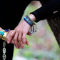 Bracelet en pierres naturelles avec perles dorées et nœud coulissant