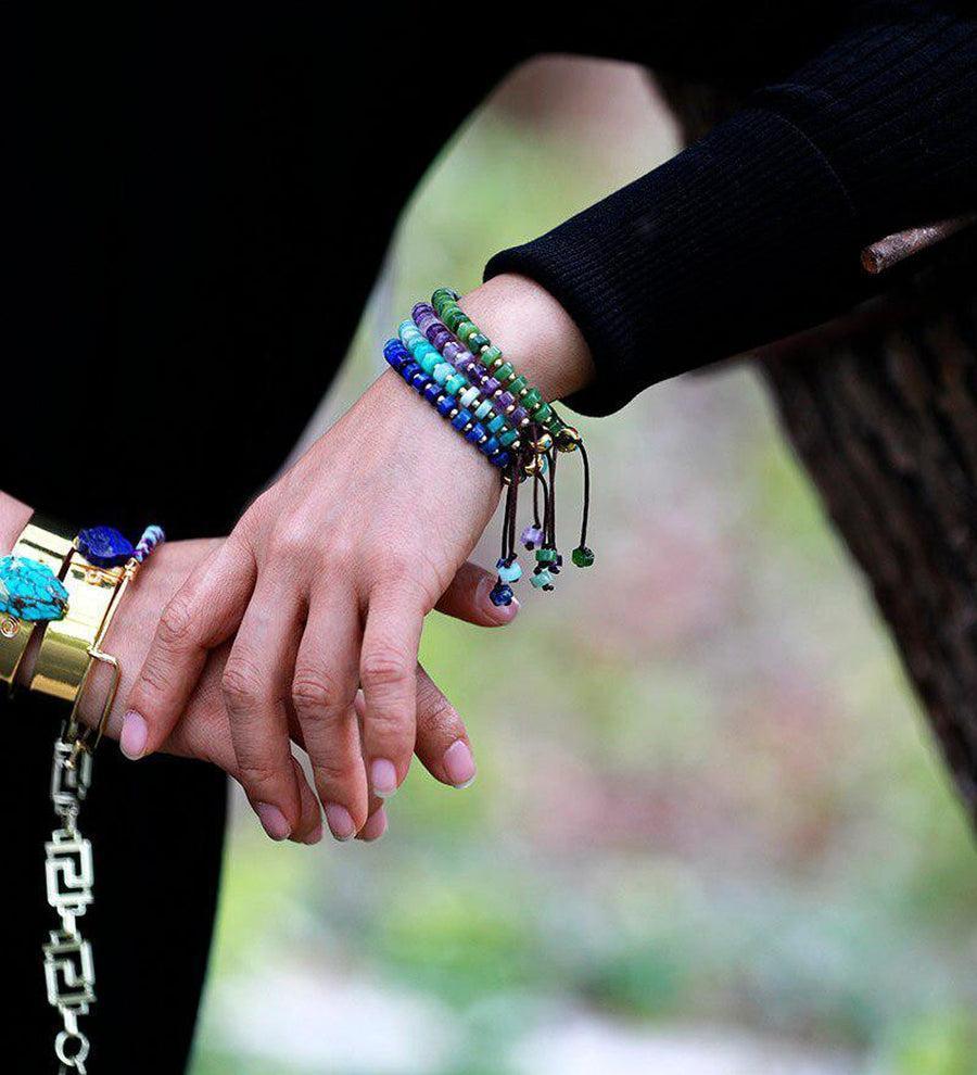 Bracelet en pierres naturelles avec perles dorées et nœud coulissant