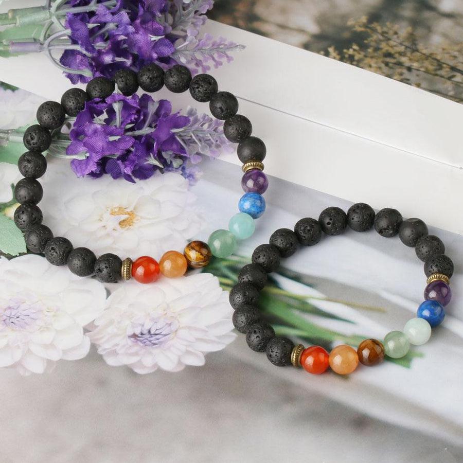 Gros plan sur les perles de lave et chakras
