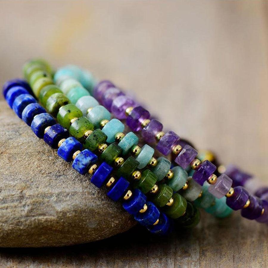 Vue d'ensemble de plusieurs bracelets en pierres colorées
