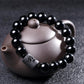 Vue rapprochée des perles en obsidienne noire protectrice