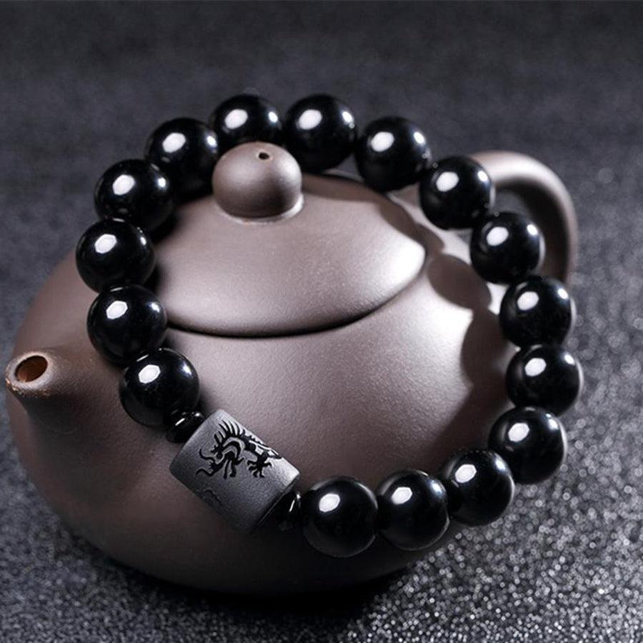 Vue rapprochée des perles en obsidienne noire protectrice