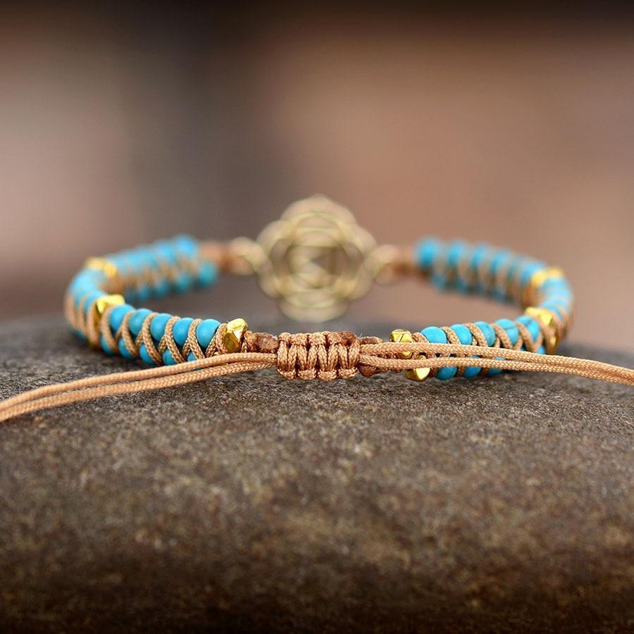 Gros plan sur perles de howlite et turquoise assemblées