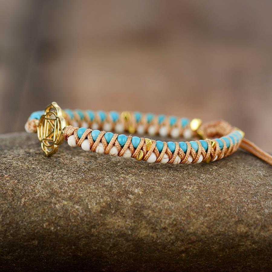 Bracelet artisanal avec pierres turquoise et howlite