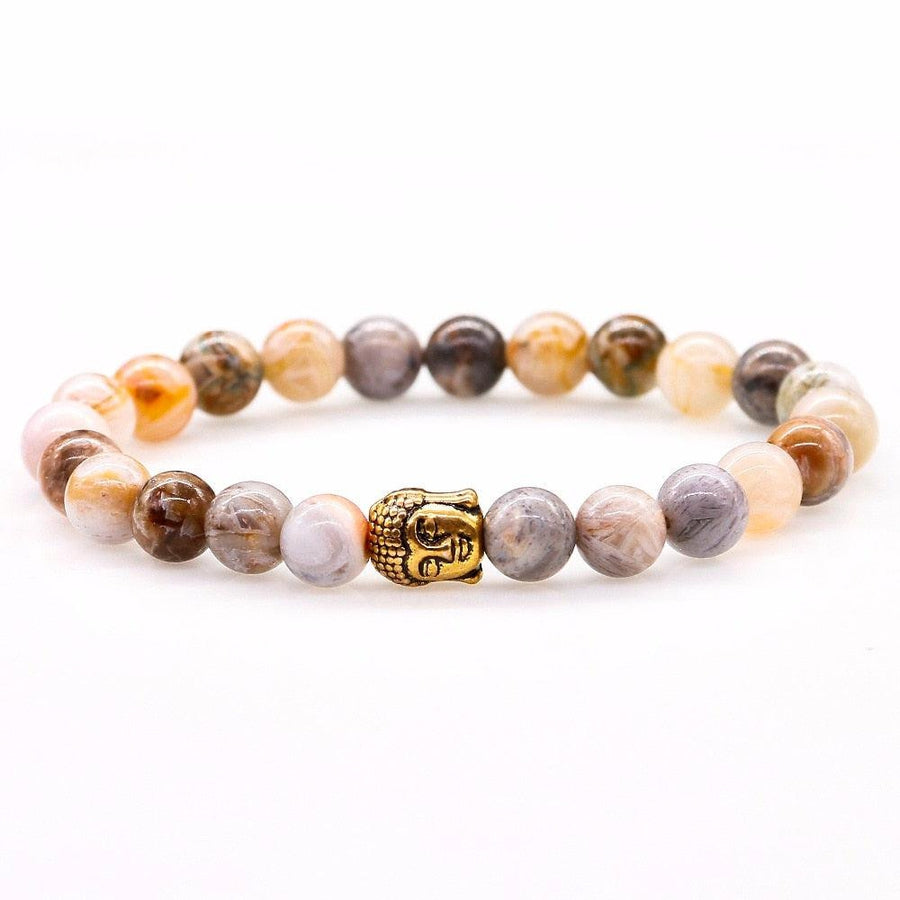 Gros plan sur perles d'onyx et Bouddha argenté
