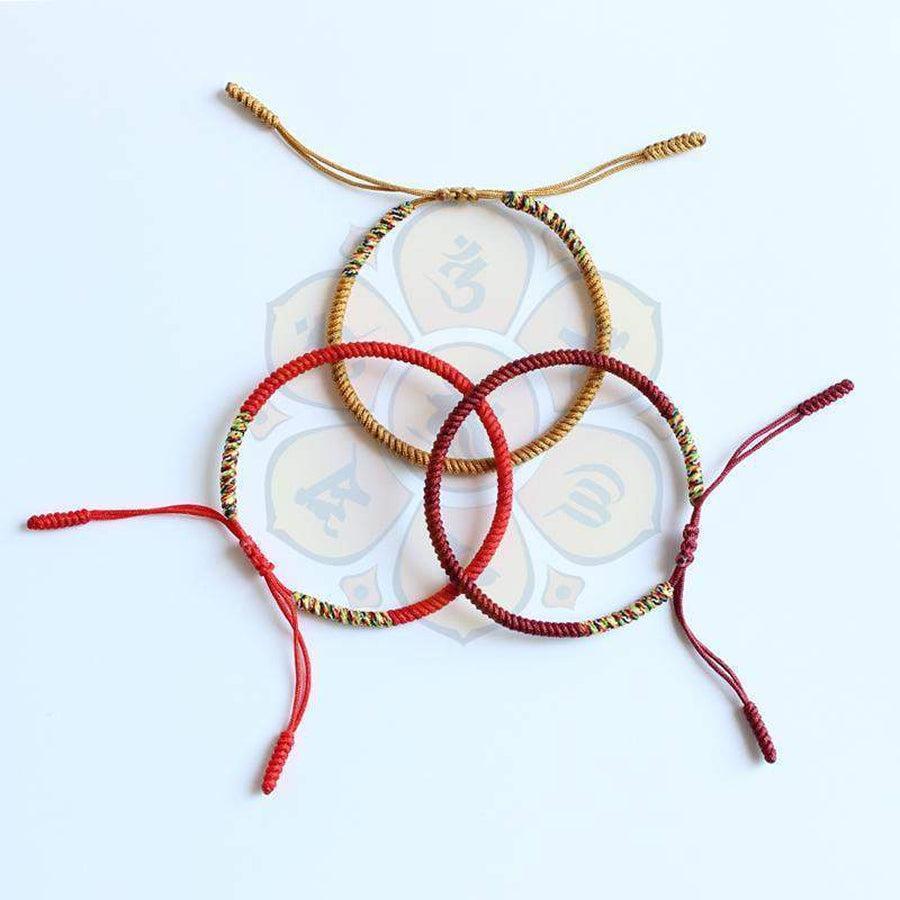Gros plan sur un bracelet tibétain rouge profond