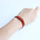 Bracelet porte-bonheur or et multicolore en gros plan