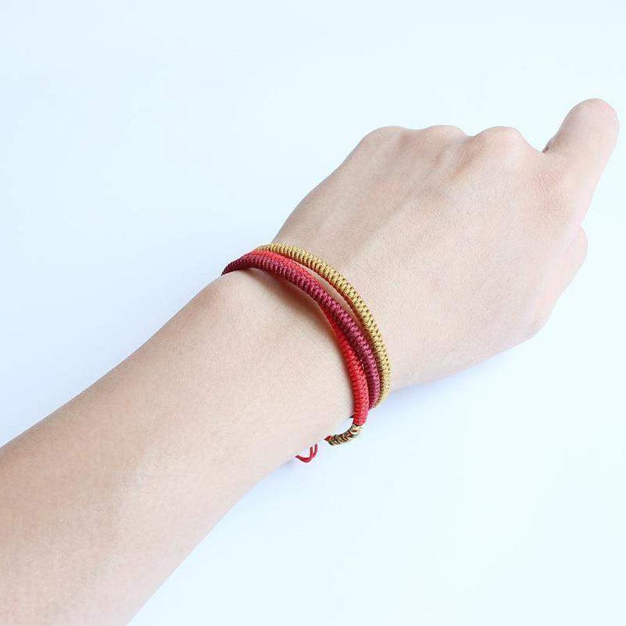 Bracelet porte-bonheur or et multicolore en gros plan
