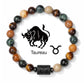 Gros plan sur les perles de jasper d'un bracelet zodiaque, pierre centrale