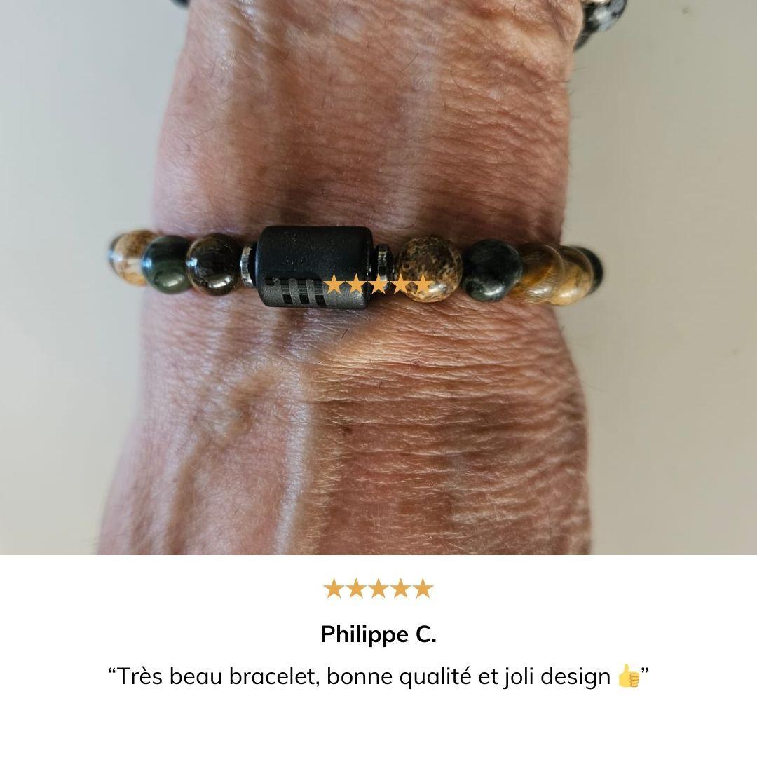 Vue rapprochée d'un bracelet zodiaque en pierres naturelles de jasper