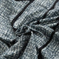 Housse marron ajustée sur coussin, montrant la texture du tissu