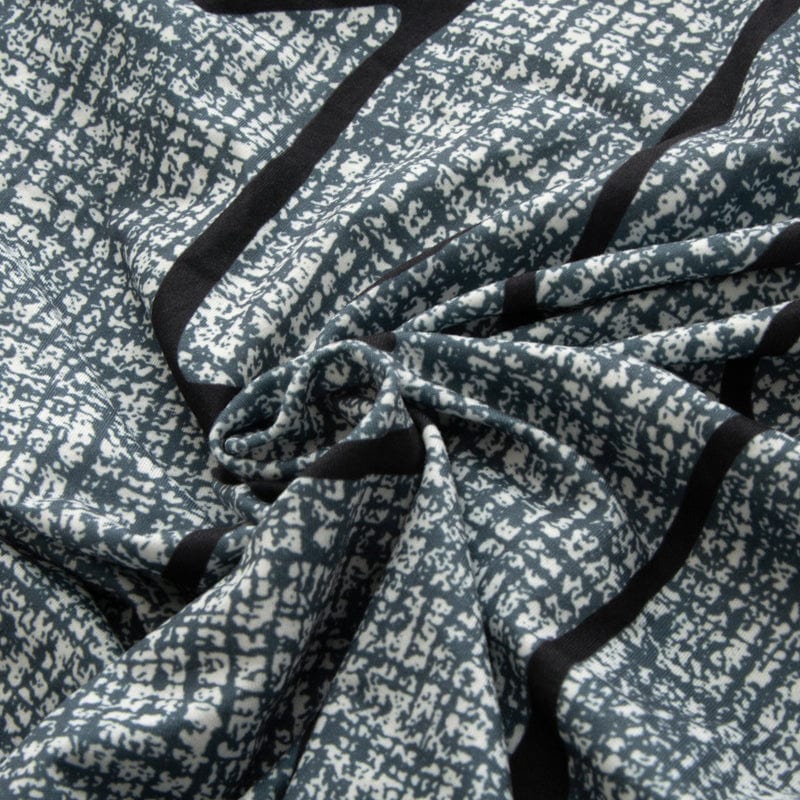 Housse marron ajustée sur coussin, montrant la texture du tissu