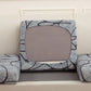 Gros plan sur le tissu doux et extensible de la housse marron