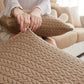 Housse polaire beige sur coussin de canapé, texture douce