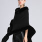 Cape noire en fourrure pour femme, vue de face
