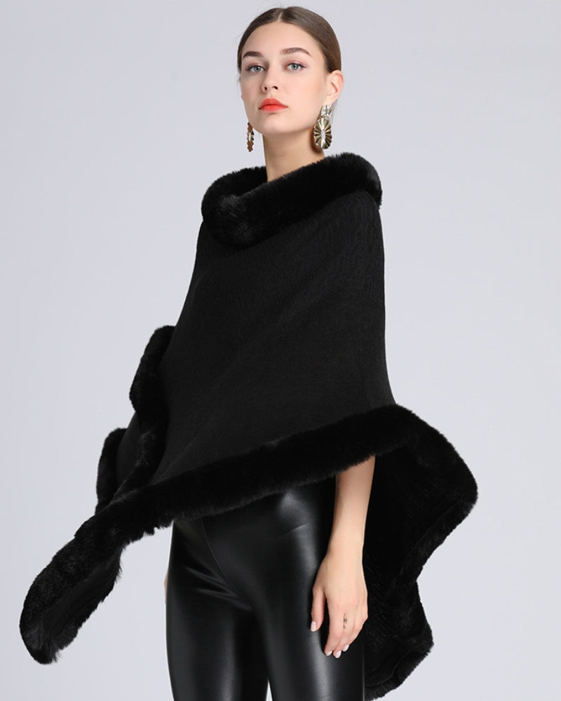 Cape noire en fourrure pour femme, vue de face