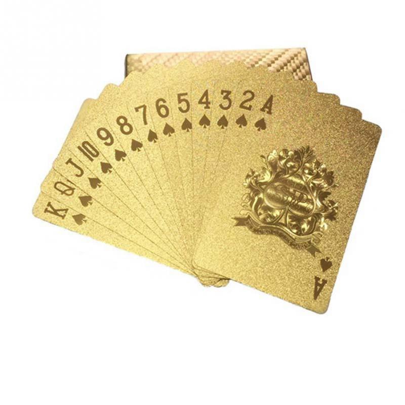 Cartes de jeu dorées en PVC, étalées sur une table