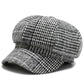 Femme en tenue urbaine avec casquette gavroche