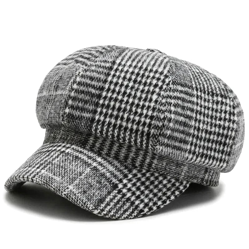 Femme en tenue urbaine avec casquette gavroche