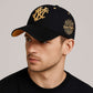 Homme portant une casquette noire en studio, vue de face