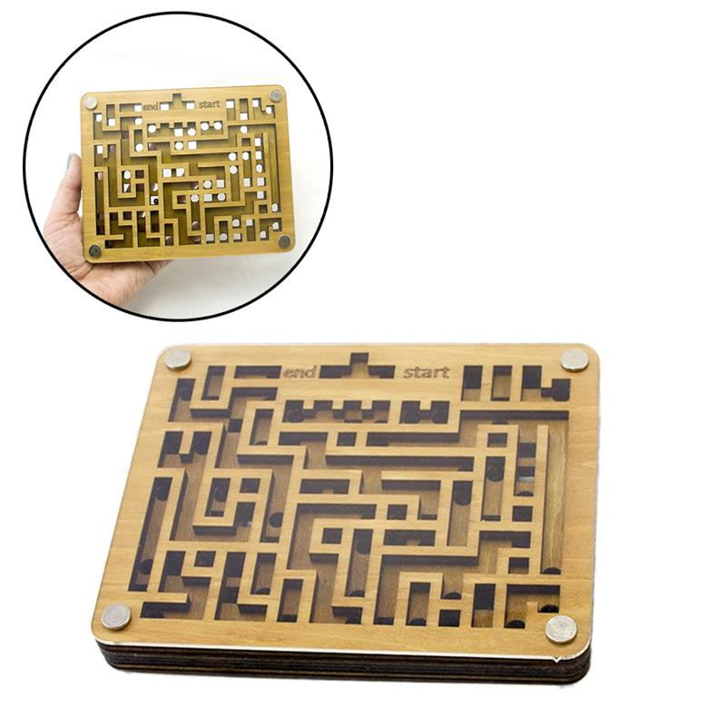 Labyrinthe à bille en bois tenu dans une main