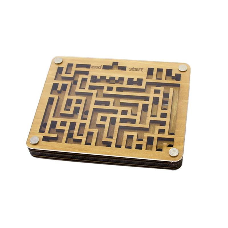 Vue complète du labyrinthe en bois avec bille