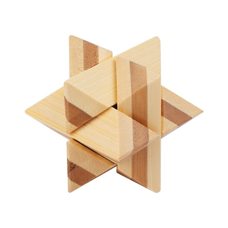 Casse-tête en bois bi-color partiellement assemblé sur une table