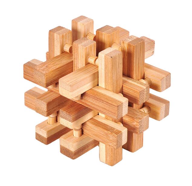 Vue d'ensemble du casse-tête en bois démonté