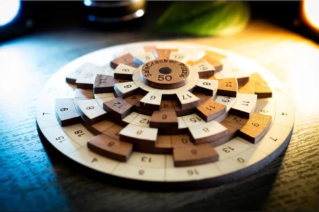 Puzzle rotatif en bois avec cinq anneaux numérotés