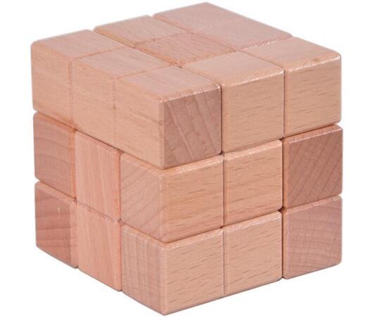 Casse-tête en bois avec pièces déassemblées sur table