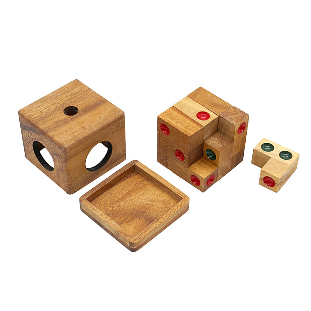 Pièces en bois du casse-tête dé posées sur une table