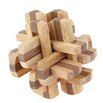 Vue rapprochée d'un casse-tête en bois assemblé