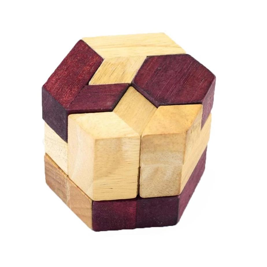 Vue d'ensemble du casse-tête hexagonal en bois avec pièces détachées