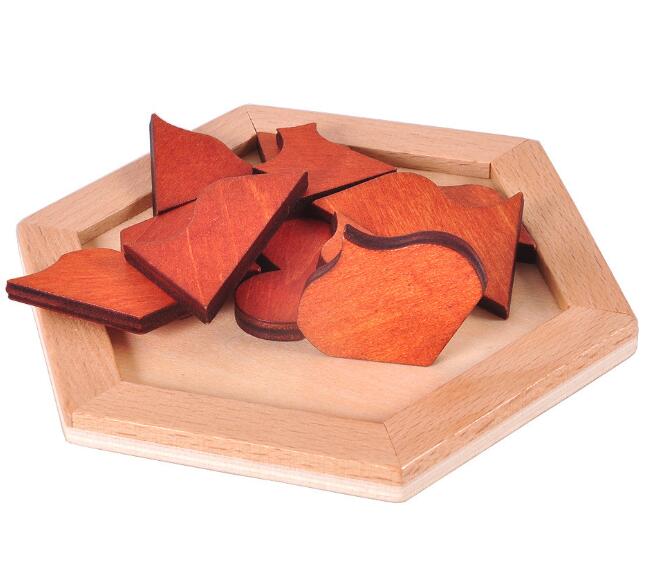 Solution du casse-tête tangram en bois avec pièces assemblées