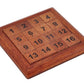 Vue rapprochée d'un puzzle logique en bois numéroté