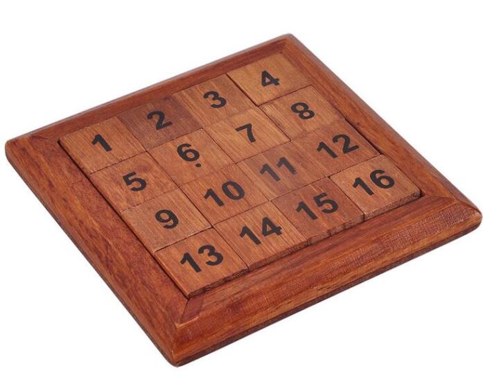 Vue rapprochée d'un puzzle logique en bois numéroté