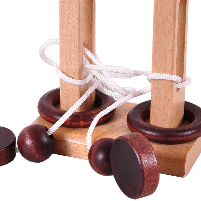 Casse-tête à corde avec anneaux de bois sur support