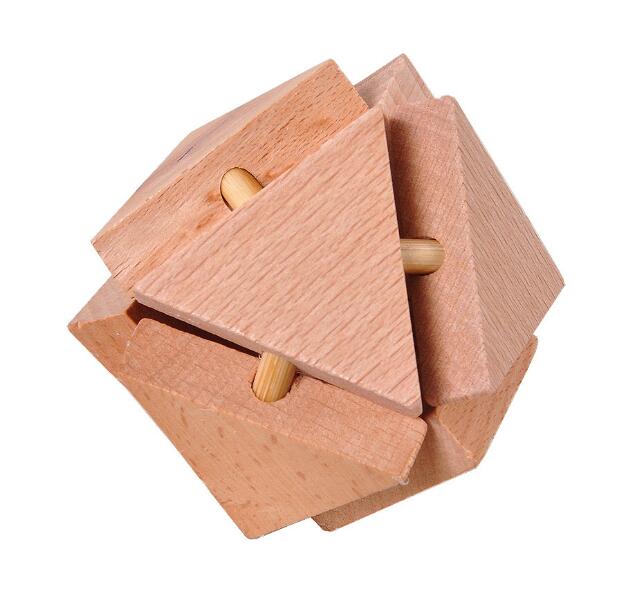 Casse-tête en bois avec triangles et bâtonnets assemblés