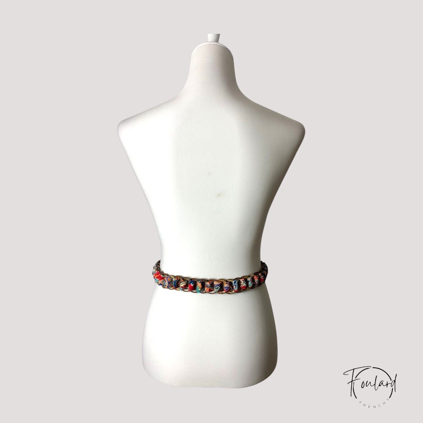 Ceinture foulard rouge avec anneaux dorés tressés