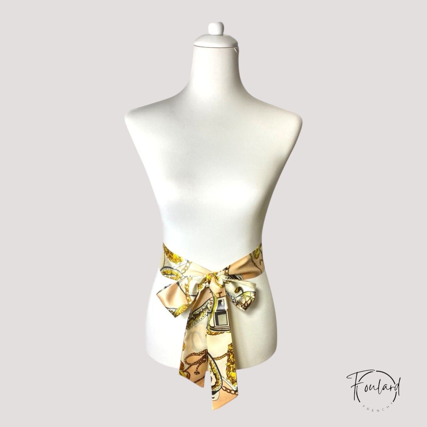 Détail de motifs cordages sur ceinture foulard satinée