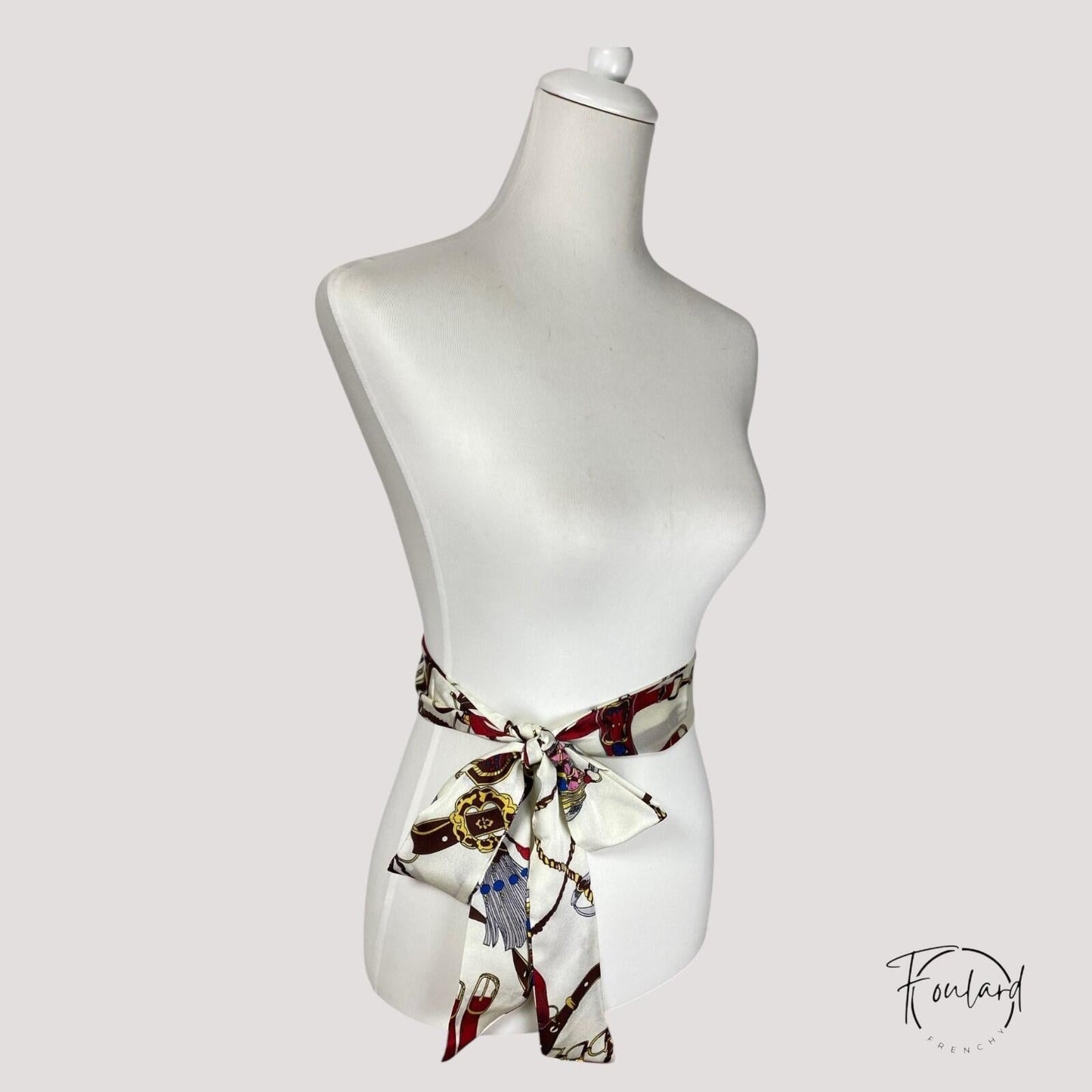 Ceinture foulard satinée avec motif équestre détaillé