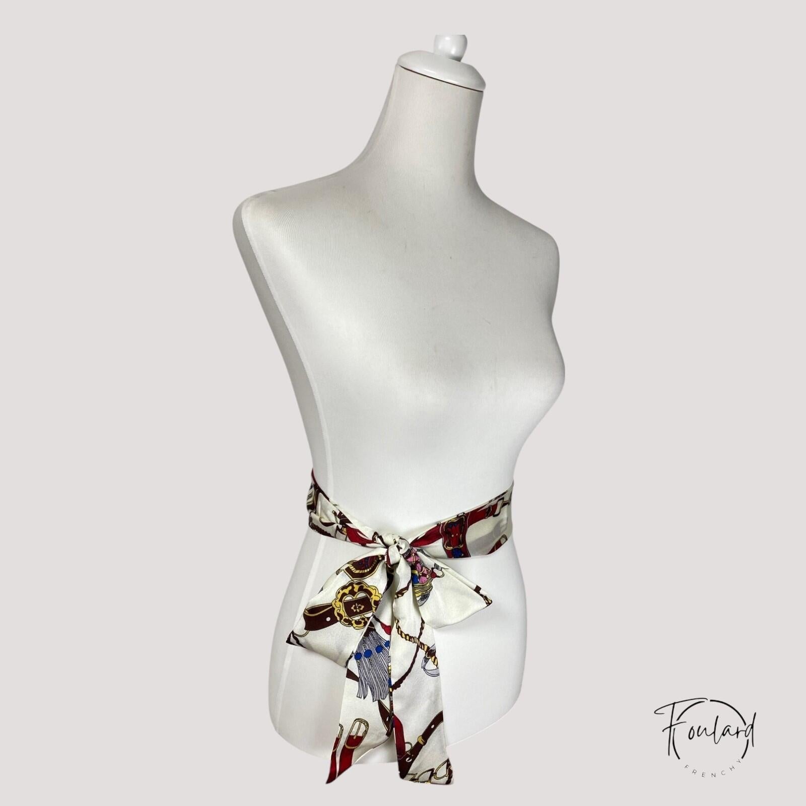 Ceinture foulard satinée avec motif équestre détaillé