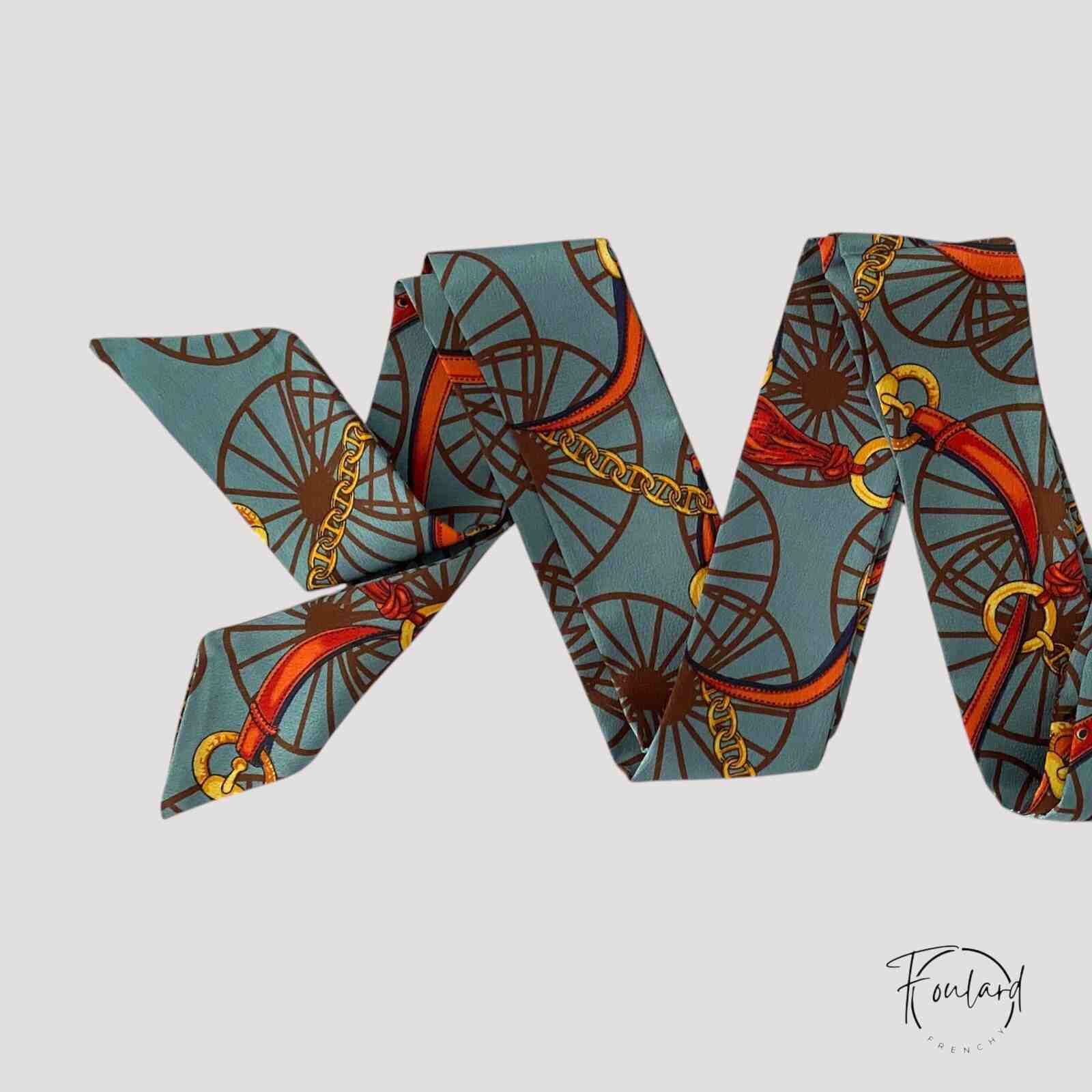 Ceinture foulard bleu-gris avec motifs équestres dorés