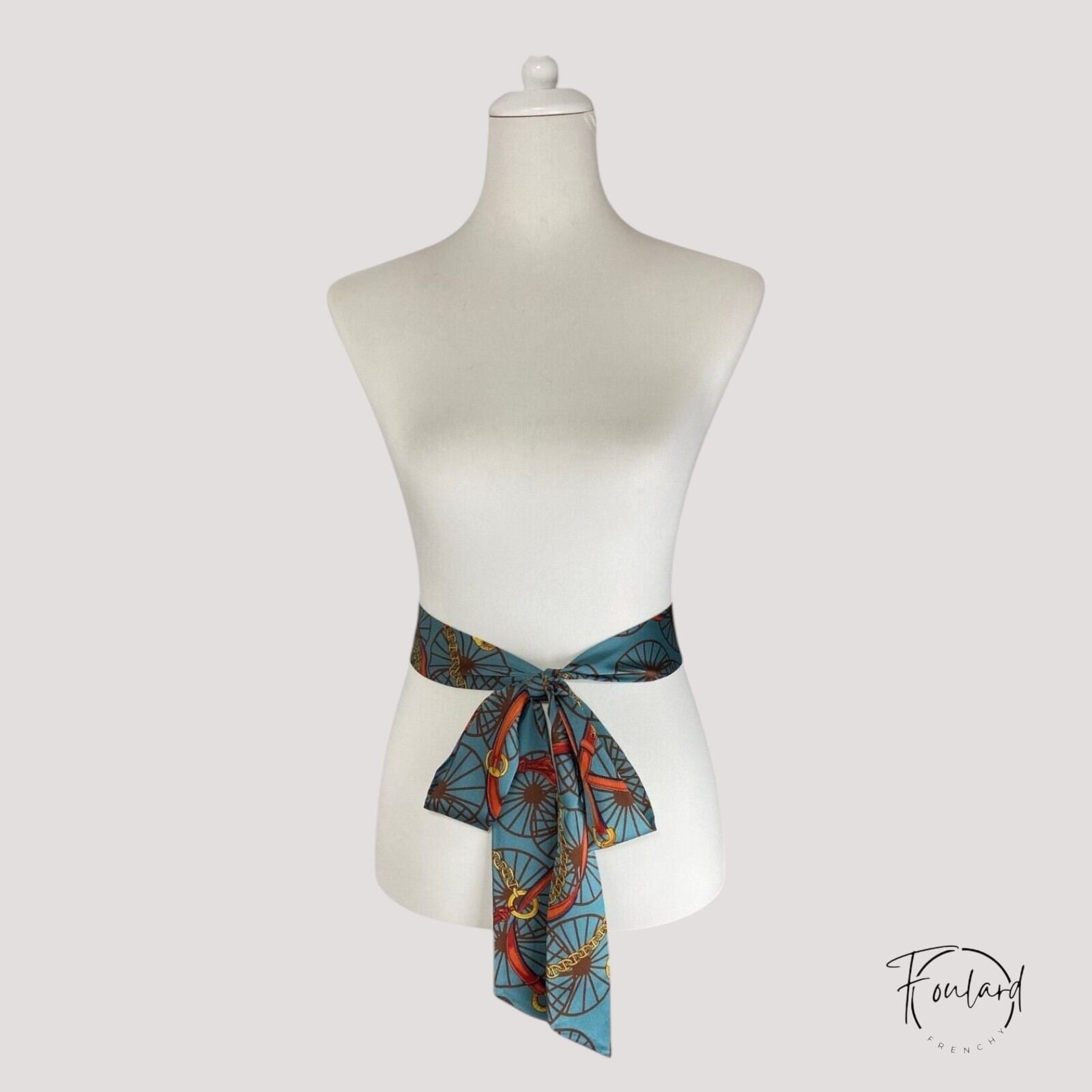 Vue d'ensemble d'une ceinture foulard bleu-gris raffinée